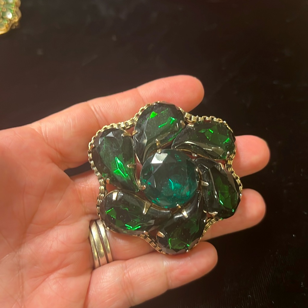 Stunning Vtg Green Jeweled Brooch Pin